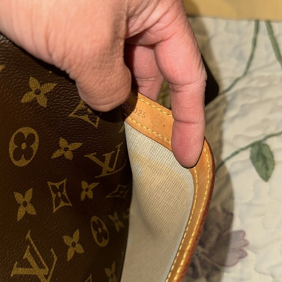 Louis Vuitton Brown Monogram Messenger Bag
Reporter. - Picture 2 of 14